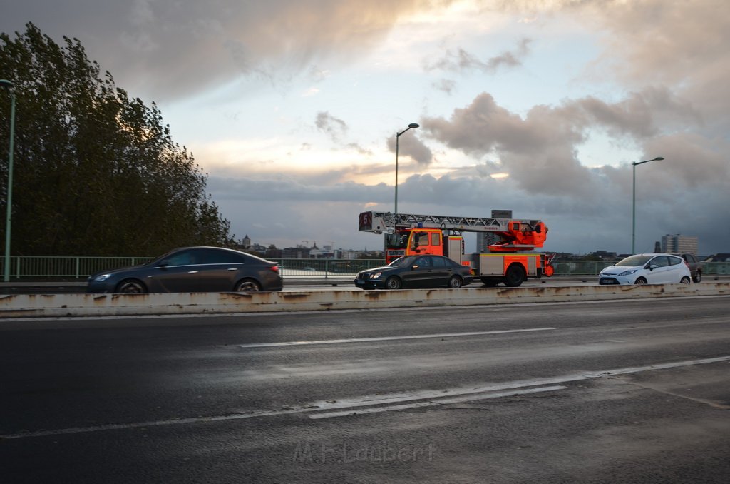 Einsatz BF Hoehenretter Koelner Seilbahn Hoehe Zoobruecke P2097.JPG